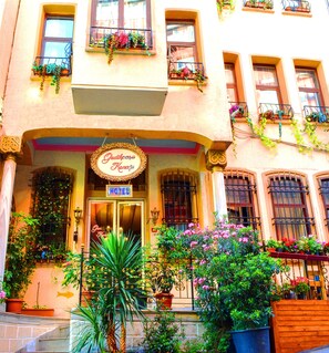 Front of property - Hotel Gedik Pasa Konagi (Istanbul)