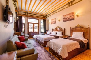 Perhehuone | Minibaari, tallelokero huoneessa, työpöytä, pimennysverhot