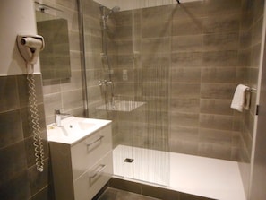 Badewanne, kostenlose Toilettenartikel, Haartrockner, Handtücher