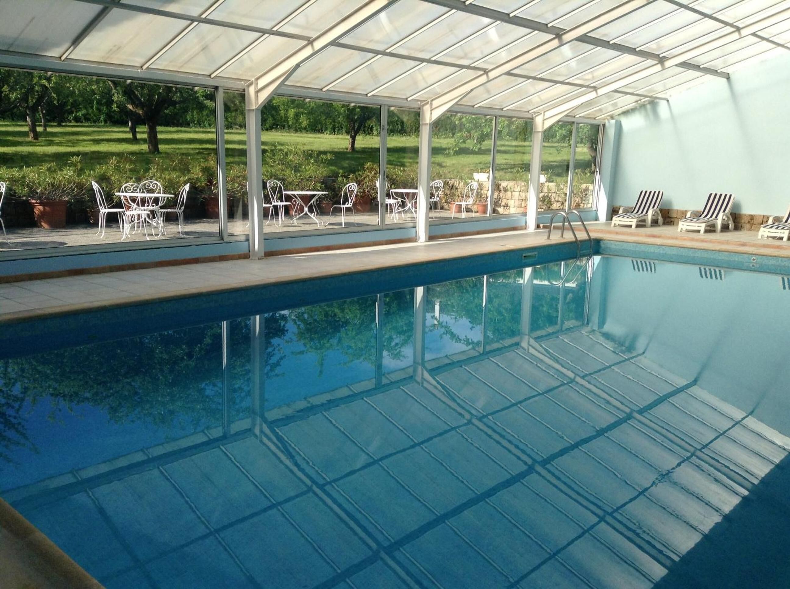 Piscine couverte, chaises longues