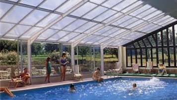 室內游泳池,提供日光浴躺椅