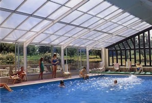 Piscina interna, espreguiçadeiras