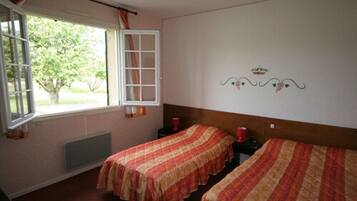 Twin kamer | Een bureau, babybedden, extra bedden, gratis wifi