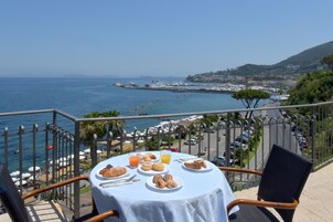 Desayuno buffet diario (EUR 10.00 por persona)