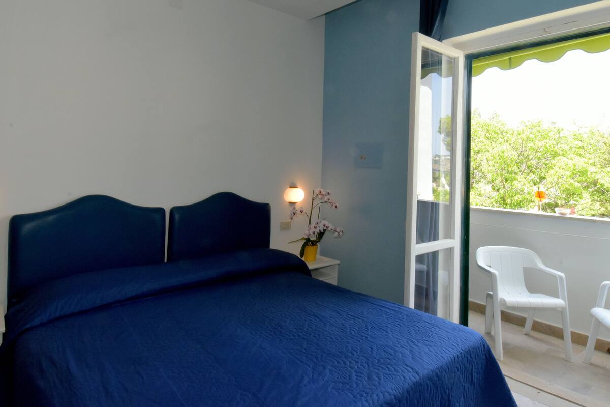 standard double or twin room | minibar, in-room safe, soundproofing, free wifi