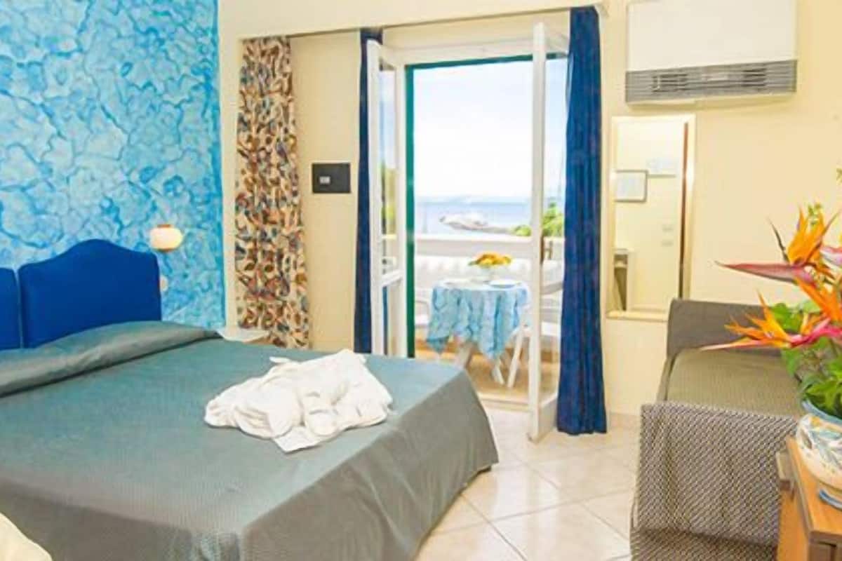 family room | minibar, in-room safe, soundproofing, free wifi