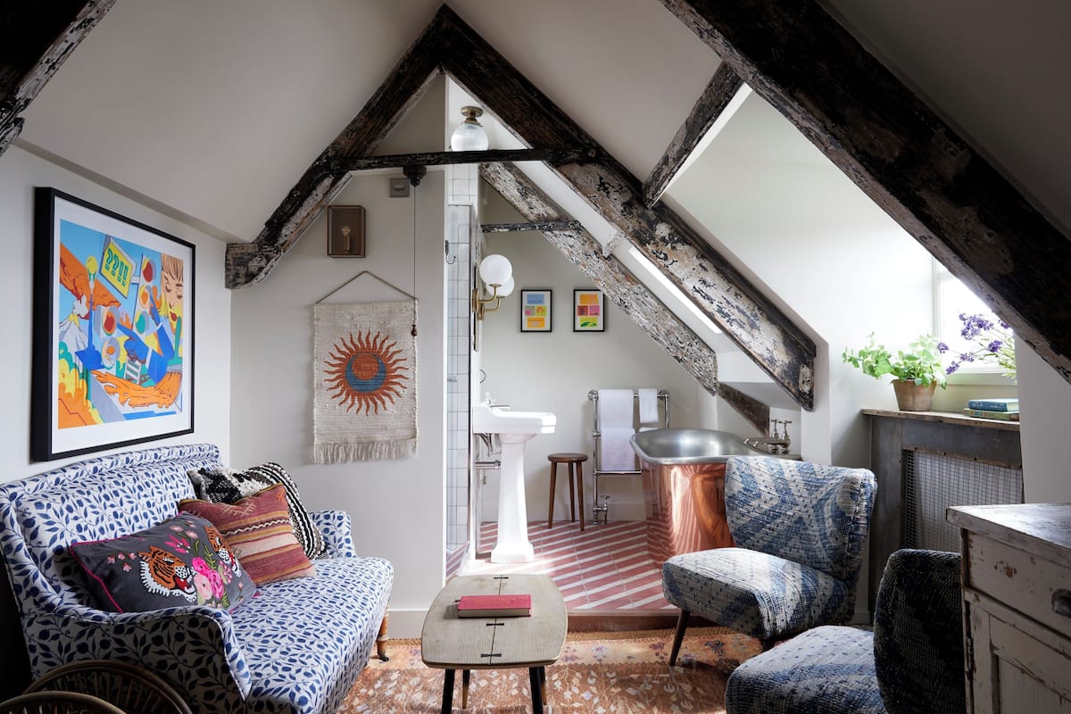 Panoramic Suite | Living area | Flat-screen TV, ping pong, books