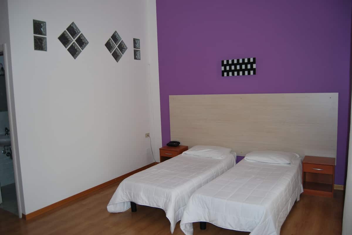 Habitación clásica con 2 camas individuales, baño privado | Escritorio, cortinas blackout, cunas y camas extra