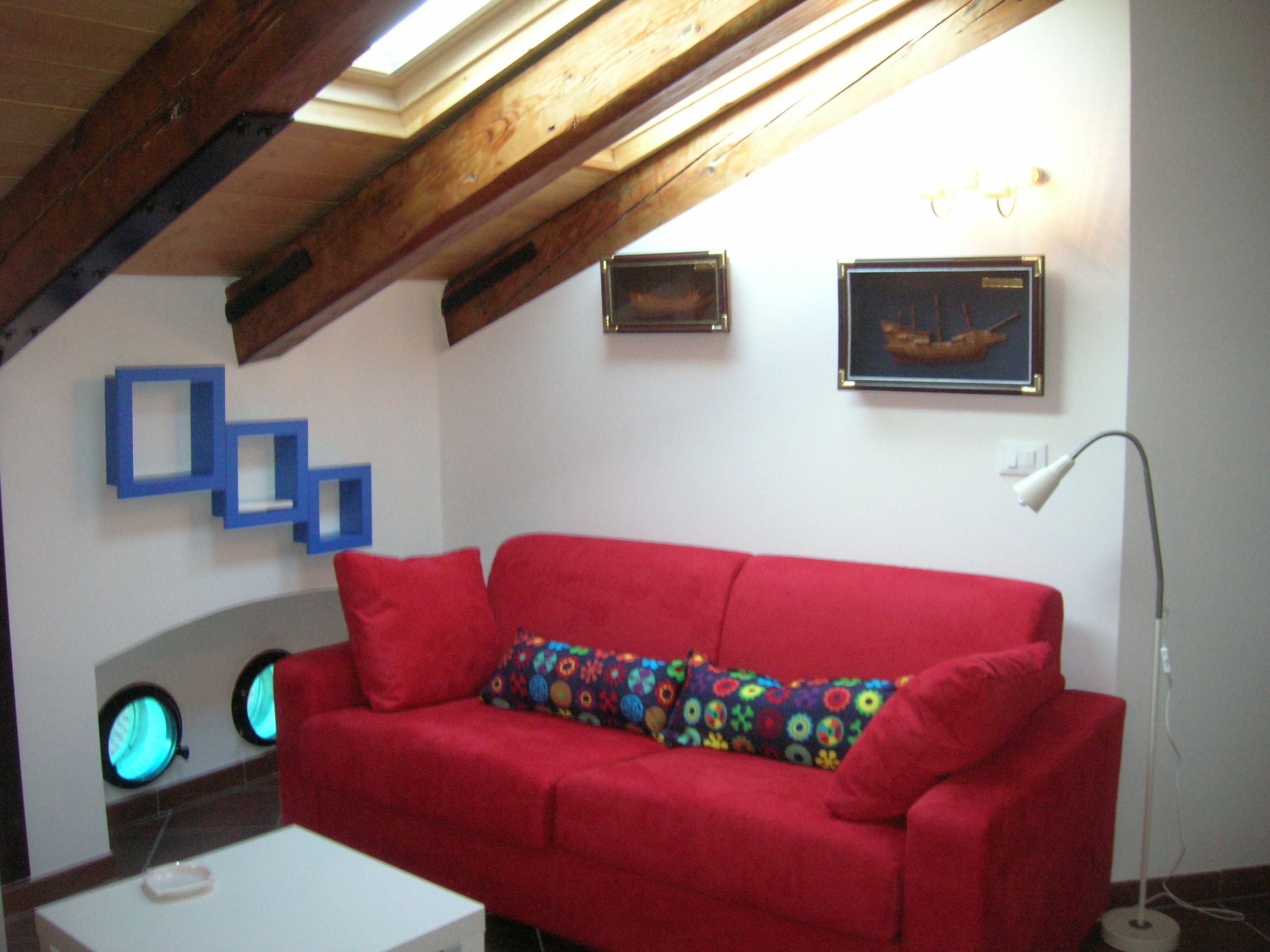 Căn hộ Tiêu chuẩn, 2 phòng ngủ | Khu phòng khách | TV 27-inch có truyền hình kỹ thuật số 