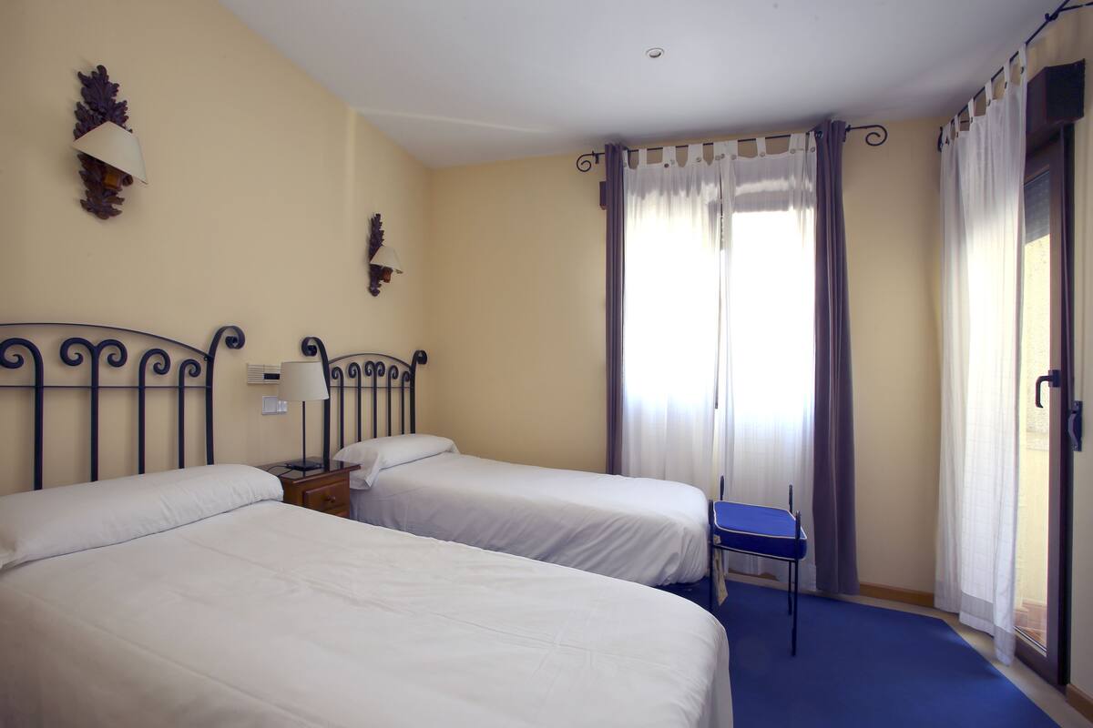 Escritorio, wifi gratis, ropa de cama