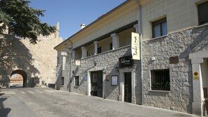Vista frontal de la propiedad