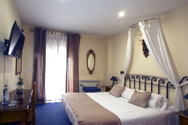 Double Room, 1 Double Bed | 办公桌、免费 WiFi、床单