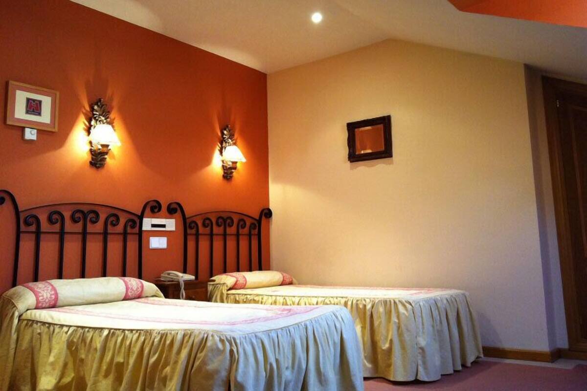 Escritorio, wifi gratis, ropa de cama