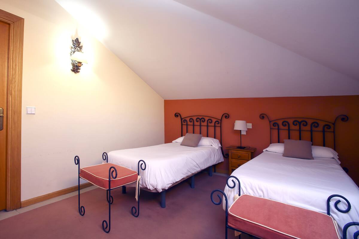 Habitación triple | Escritorio, wifi gratis, ropa de cama