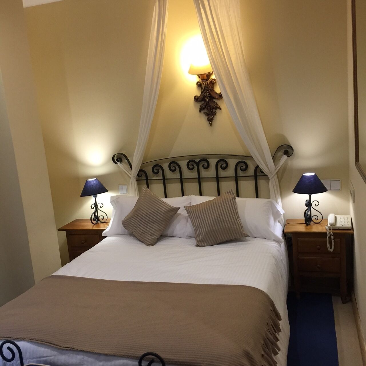 Escrivaninha, Wi-Fi de cortesia, roupa de cama