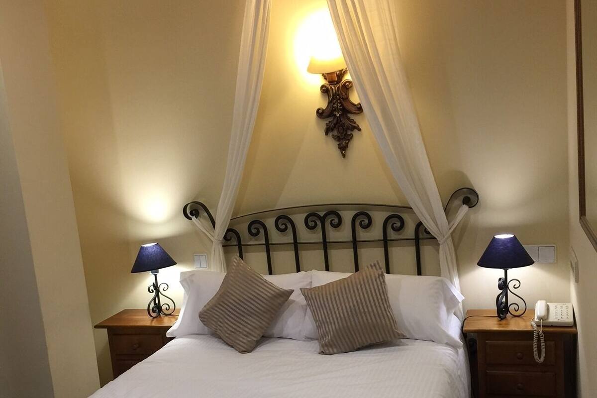 Escritorio, wifi gratis, ropa de cama