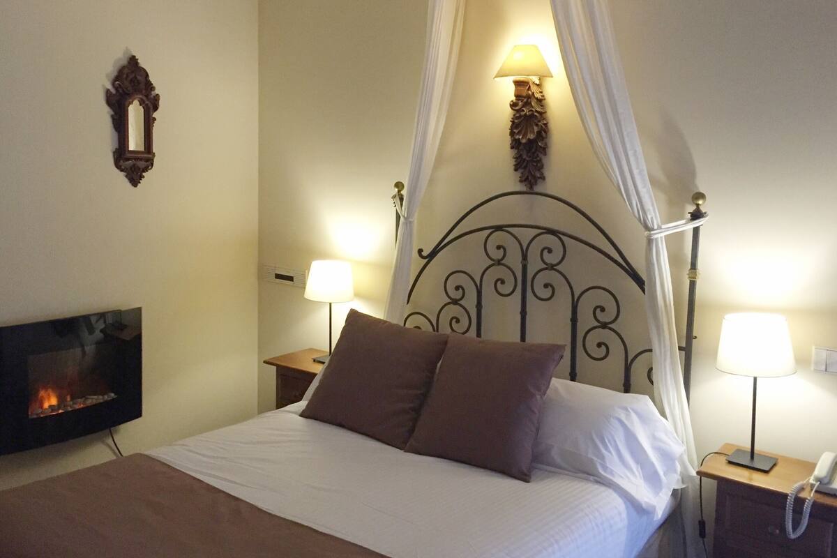 Escritorio, wifi gratis, ropa de cama