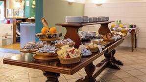 A buffet table with various food items and condiments. - Hotel Villa Edy (Tremezzina)