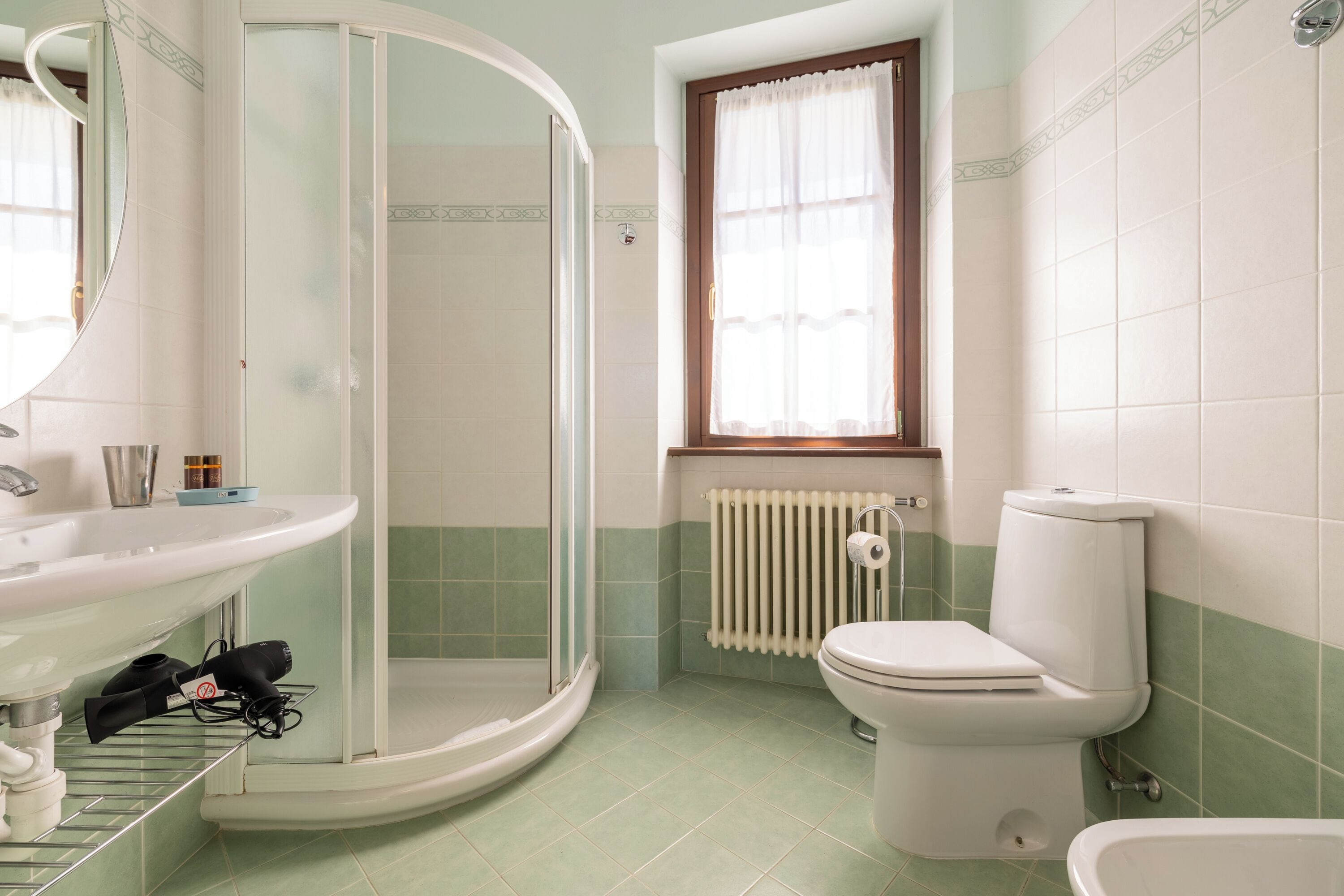 deluxe condo, 2 bedrooms | bathroom | free toiletries, hair dryer, towels