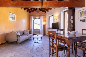 Rom – premium, 2 soverom | Oppholdsområde | Flatskjerm-TV og bøker