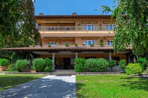 Front of property - Hotel Villa Edy (Tremezzina)