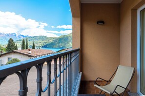 Superior tweepersoonskamer, balkon | Uitzicht op het meer