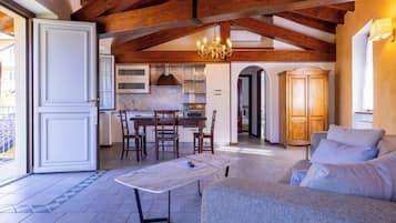 Deluxe Condo, 2 Bedrooms | Private kitchen