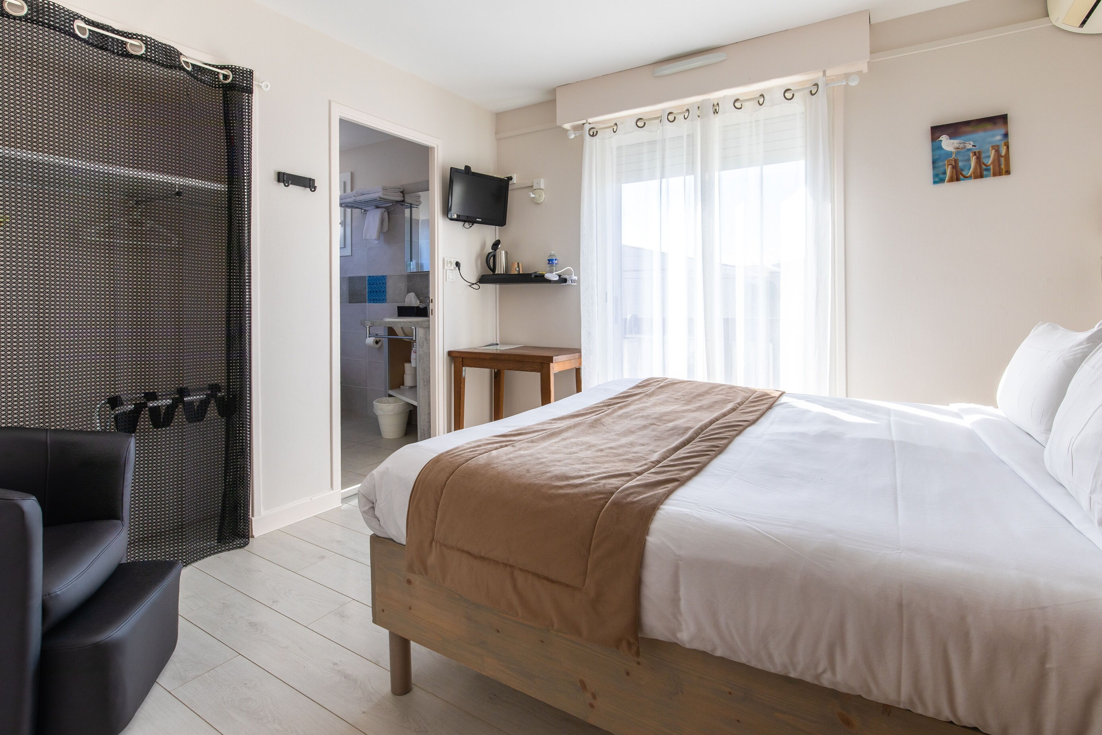 standard double room, 1 queen bed | premium bedding, individually decorated, individually furnished, desk