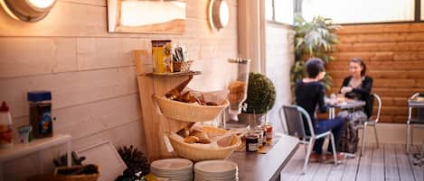 Frokostbuffé hver dag (EUR 11 per person)