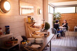 Daily buffet breakfast (EUR 11 per person)