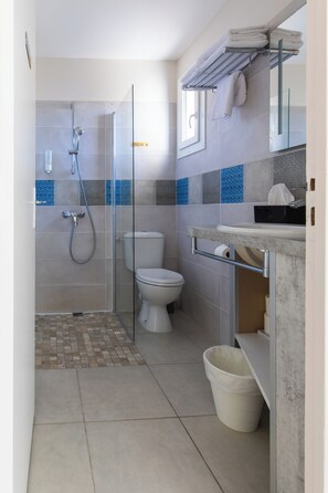 Een douche, gratis toiletartikelen, handdoeken