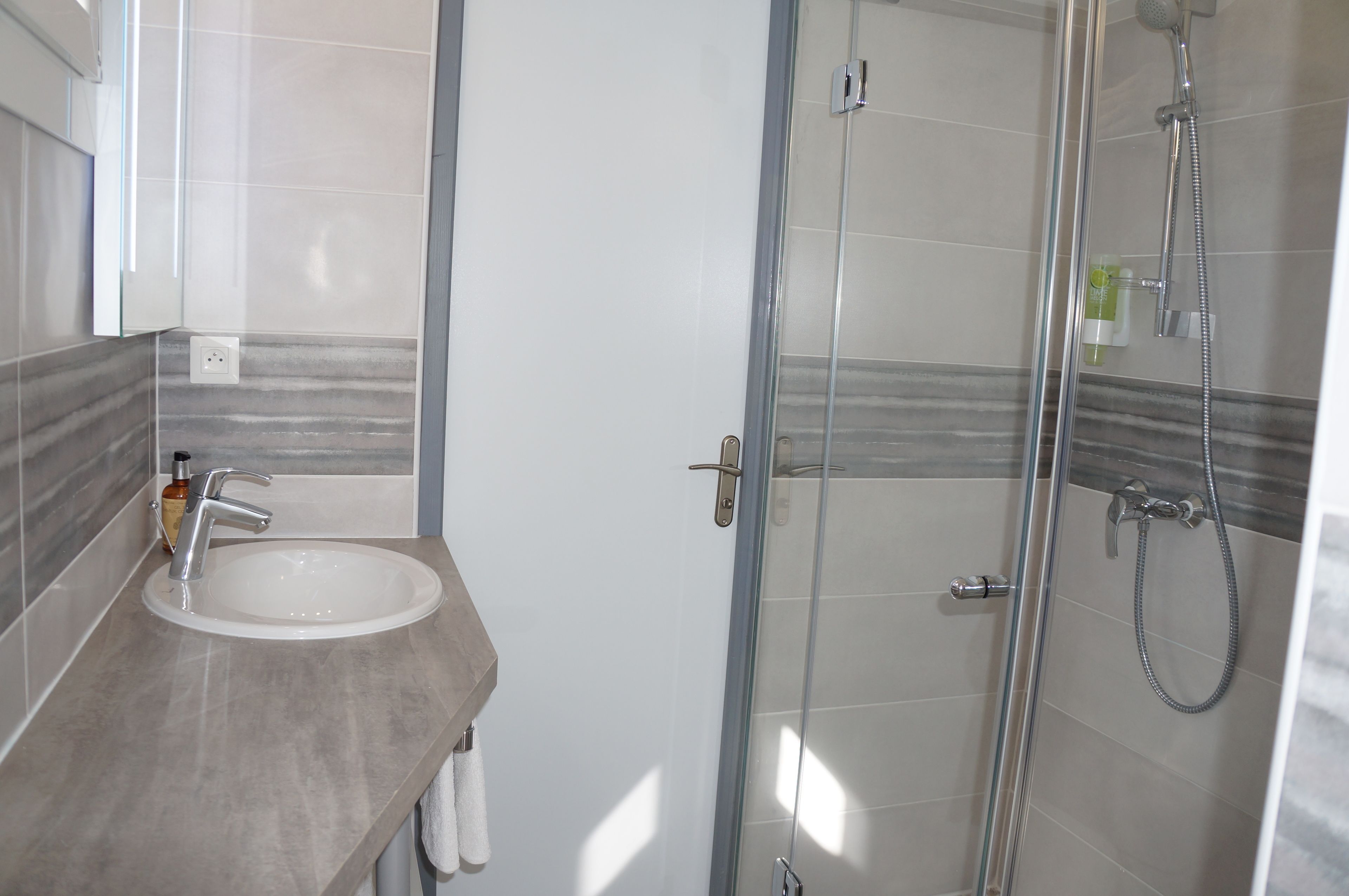 family room, terrace | bathroom | shower, free toiletries, towels