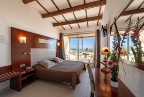 Escritorio, cortinas blackout, wifi gratis y ropa de cama 