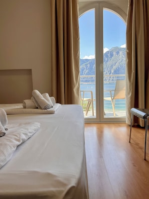 Driepersoonskamer | Een kluis op de kamer, een bureau, babybedden, gratis wifi