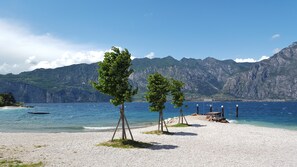 Una playa cerca, sillas reclinables de playa, toallas de playa