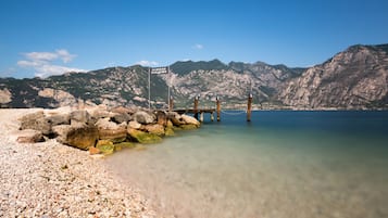 Nära stranden, solstolar, strandhanddukar och vattenskidåkning