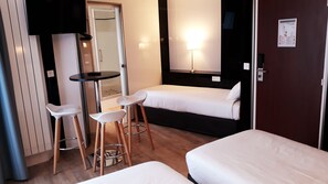 Tempat tidur Select Comfort, meja kerja, dan kedap suara