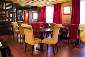 Daily buffet breakfast (EUR 10 per person) - Hôtel du Trosy Clamart (Clamart)