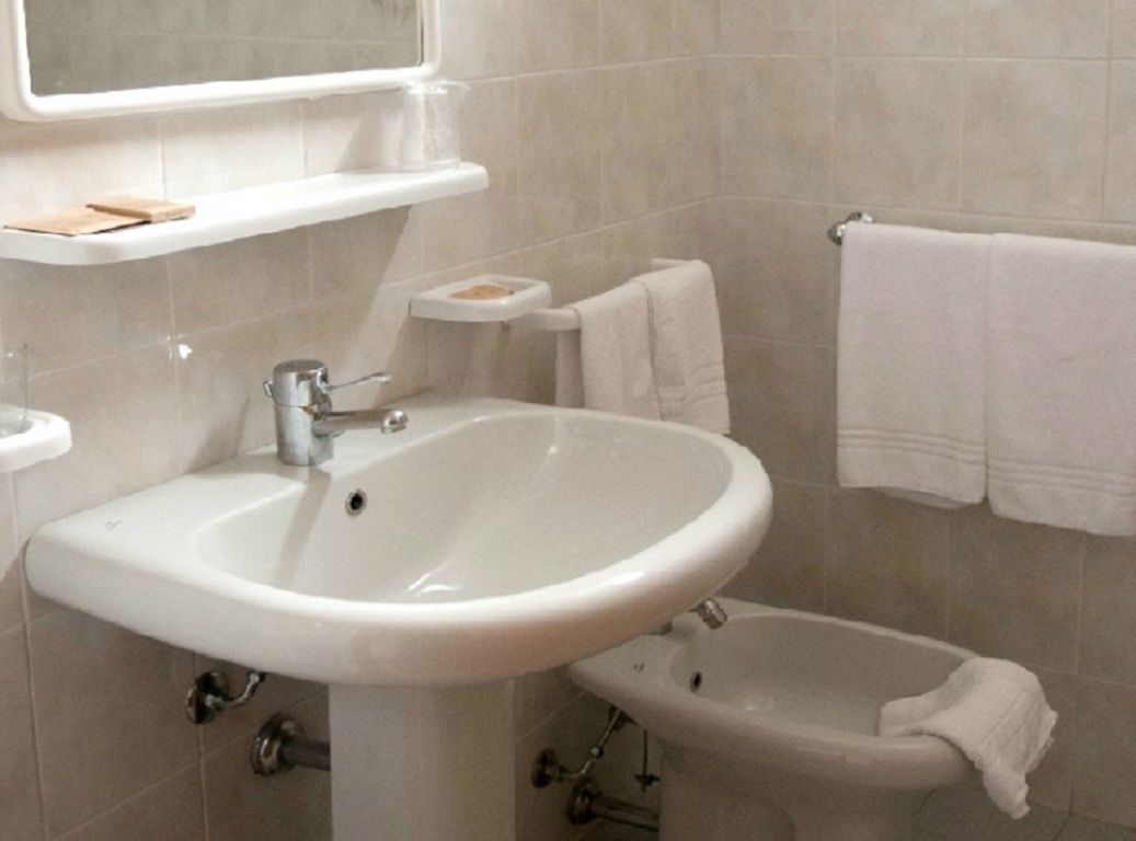 shower, rainfall showerhead, free toiletries, hair dryer