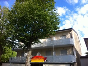 A building with a balcony and a sign that reads "Bar Pensione Imperia." - Pensione Imperia (Lignano Sabbiadoro)