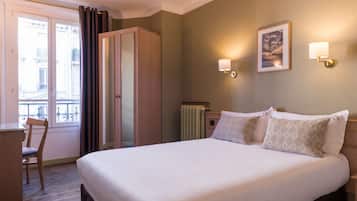 Klassieke tweepersoonskamer | Een bureau, verduisterende gordijnen, een strijkplank/strijkijzer