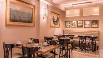 Dagelijks continentaal ontbijt (EUR 9 per persoon)