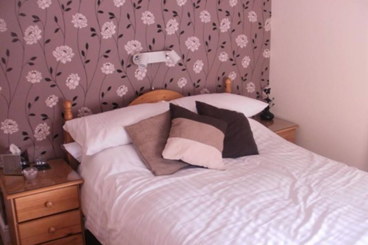 Small Double En Suite | Iron/ironing board, WiFi (free)