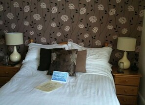 Klassieke tweepersoonskamer, en-suite badkamer | Een strijkplank/strijkijzer, gratis wifi