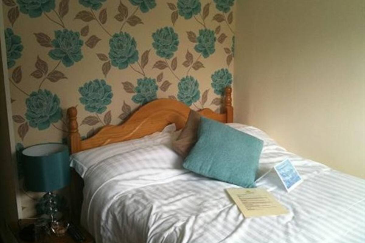 Classic Single Room, Ensuite | Iron/ironing board, WiFi (free)