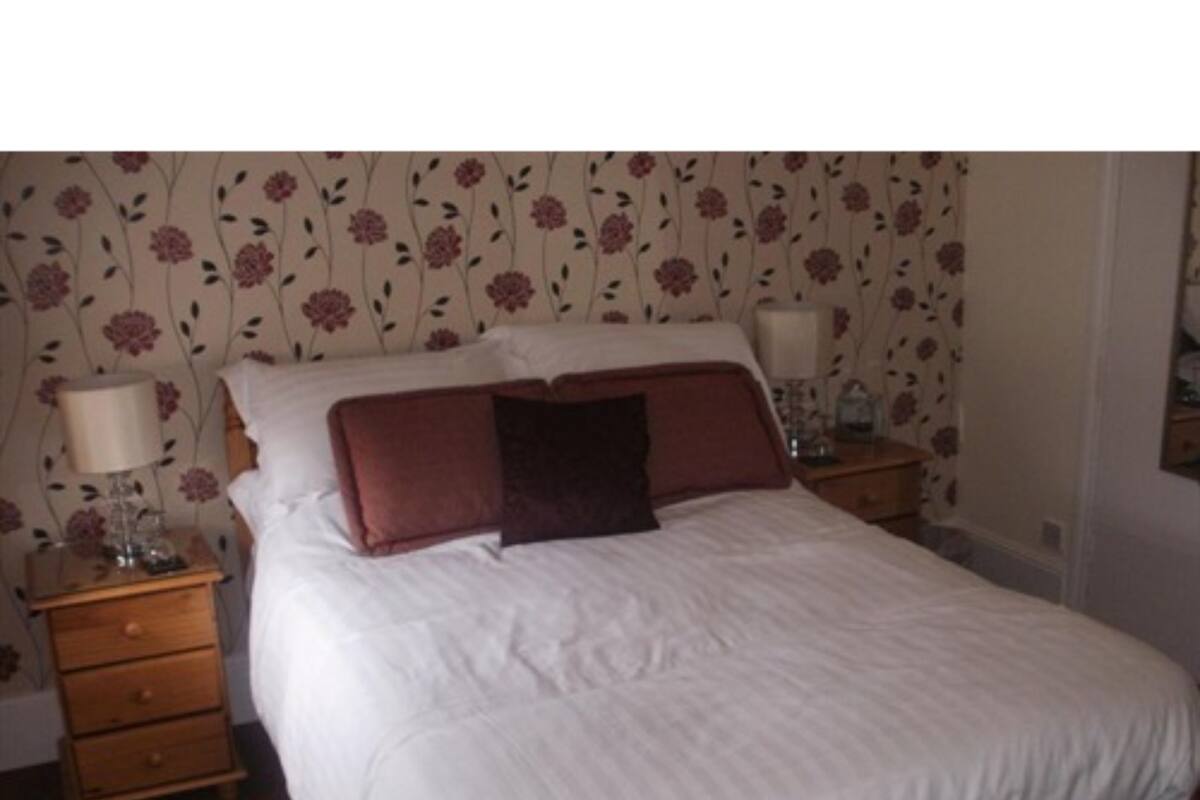 Classic Double Room, Ensuite | Iron/ironing board, WiFi (free)