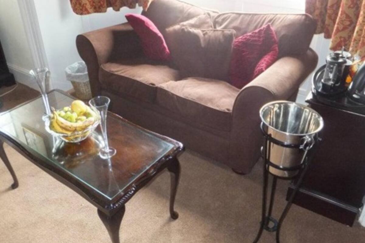 Room 1 King Bed Ensuite (Four Poster) | Iron/ironing board, WiFi (free)