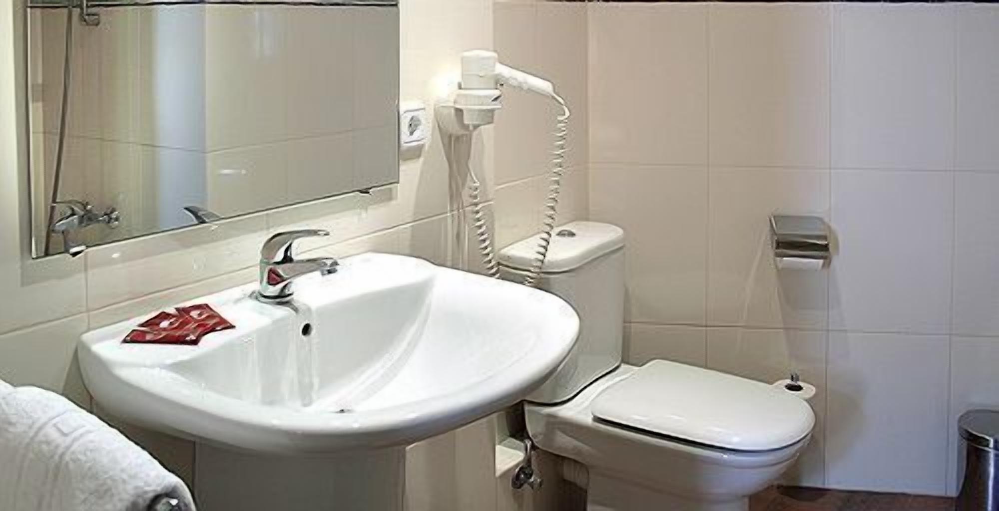 quadruple room, private bathroom | bathroom | hair dryer, towels, shampoo, toilet paper