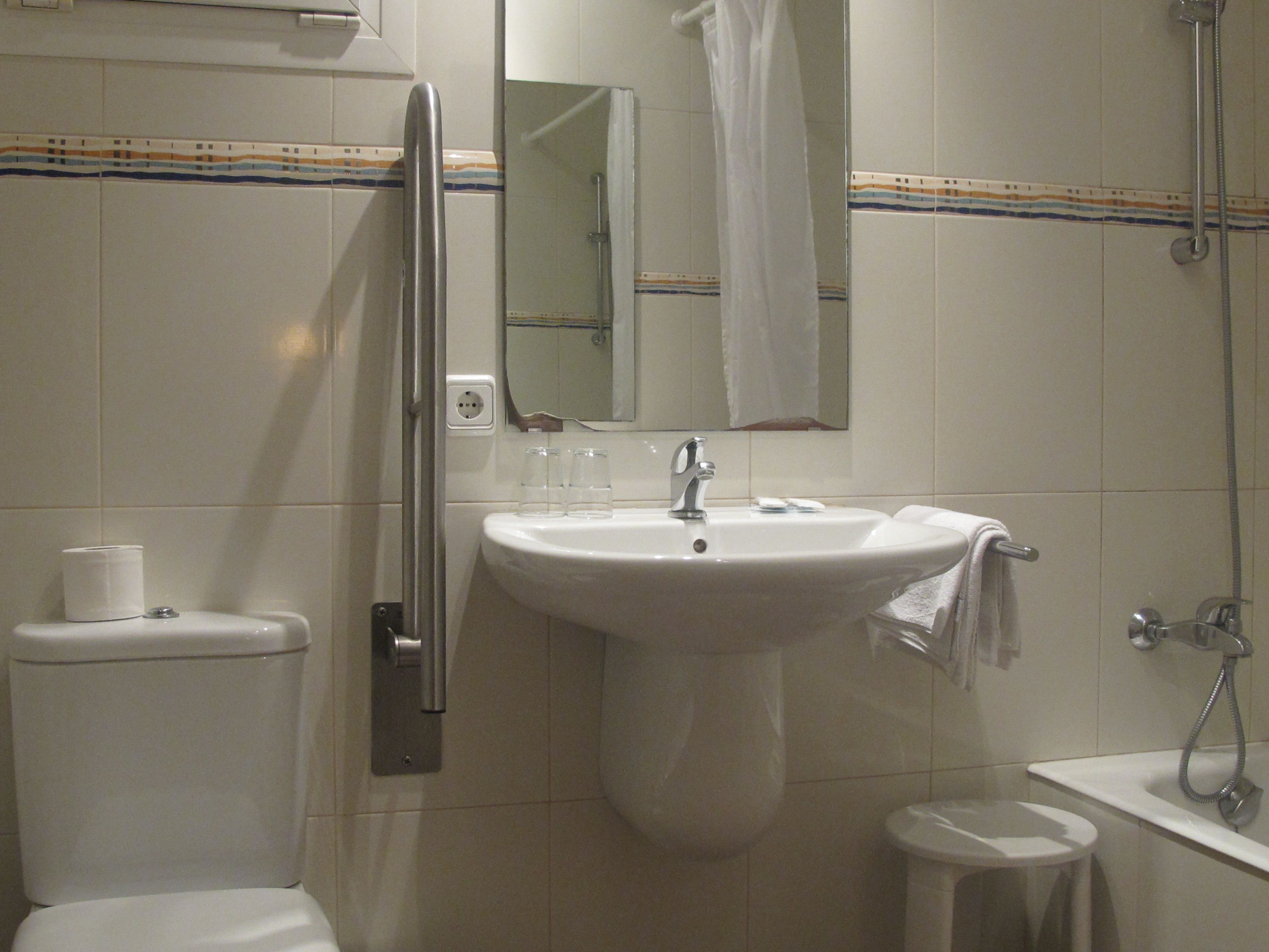 double or twin room, private bathroom | bathroom | hair dryer, towels, shampoo, toilet paper