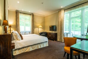 Deluxe Double Room | Minibar, in-room safe, free cribs/infant beds, rollaway beds